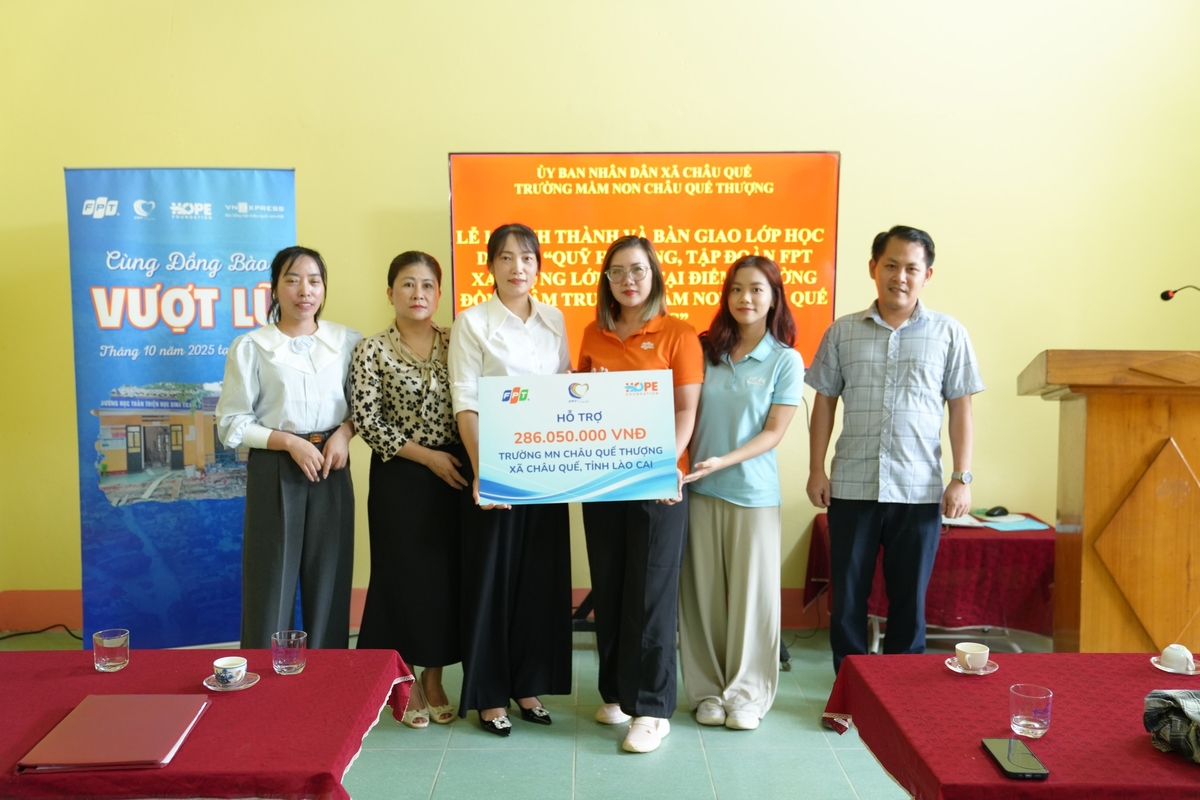 <p class="Normal"> Tại đây, đoàn trao tặng hỗ trợ khởi công sửa chữa, dọn dẹp, trao tặng trang thiết bị học tập mới, giúp thầy trò sớm trở lại lớp trong điều kiện an toàn và khang trang hơn. Nhiều điểm trường trong danh sách hỗ trợ lần này bị ngập sâu, phòng học sạt lở, bàn ghế và đồ dùng học tập bị cuốn trôi hoặc hư hỏng nặng sau đợt mưa lũ lịch sử.</p>