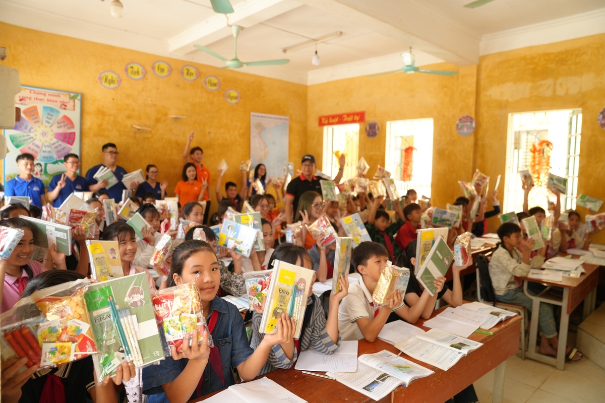 <p class="Normal"> Chiến dịch “Cùng đồng bào vượt lũ” do FPT phát động đã khép lại với 5 tỷ đồng được sẻ chia từ hàng nghìn CBNV trong và ngoài nước. Những gửi trao ấy trở thành nguồn lực đầu tiên để FPT cùng Quỹ Hy vọng triển khai đợt tái thiết cho các điểm trường bị thiệt hại nặng sau bão.</p>