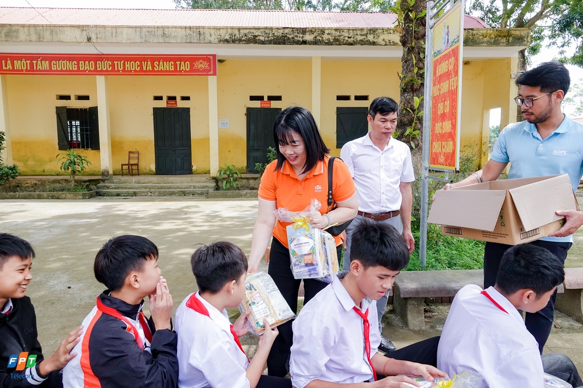 <p class="Normal"> Trao tận tay những món quà đến các em học sinh, chị Vũ Thị Mai Hương - Phó Tổng giám đốc Viễn thông FPT - chia sẻ: “Ngày hôm nay, chúng tôi thay mặt cho hơn 80.000 người FPT đến đây thăm hỏi, động viên và xin trao một phần kinh phí cho dù là nhỏ bé, để giúp nhà trường tái thiết. Đặc biệt tất cả học sinh và thầy cô giáo đều có quà, bởi vì đội ngũ thầy trò đã vô cùng xuất sắc vượt qua khó khăn khi nước ngập vào trong lớp học cả mét như vậy”.</p>