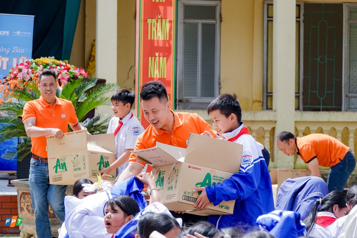 <p class="Normal"> Song song, tại Thanh Hóa - một trong những địa phương chịu ảnh hưởng nặng nề, đoàn FPT đã trực tiếp trao quỹ hỗ trợ và quà tặng tại các điểm trường Mầm non Bát Mọt, Mầm non Cẩm Sơn và THCS Cẩm Sơn. Ông Lê Anh Tuấn, Phó Chủ tịch UBND xã Cẩm Thủy, xúc động chia sẻ: “Trong lúc khó khăn như này, tất cả tình cảm, tấm lòng đều được nhân lên.”</p>