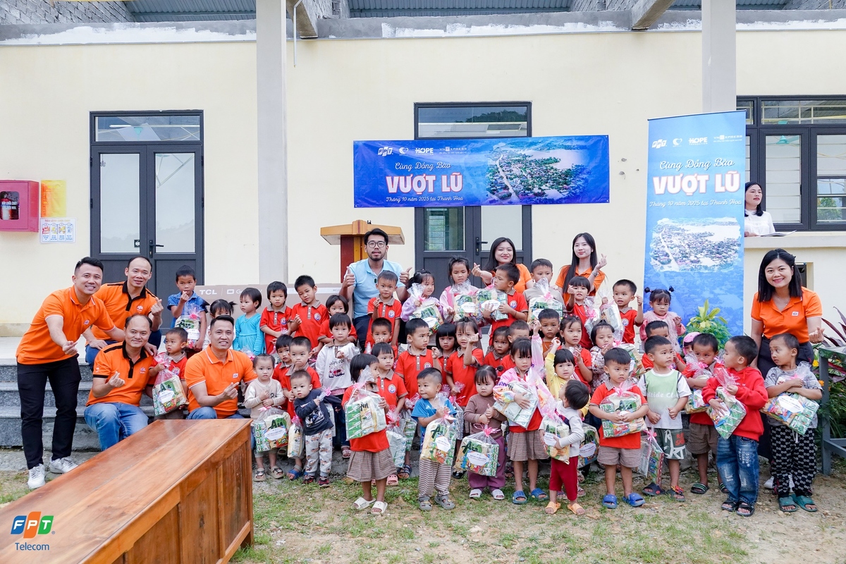 <p class="Normal" dir="ltr"> Trước đó, từ 10/10 đến 17/10, Tập đoàn FPT đã phát động chiến dịch chung tay “Cùng đồng bào vượt lũ” thông qua Quỹ Hy vọng; tiếp nhận sự sẻ chia, đóng góp của người FPT hướng về người dân đang chịu thiệt hại nặng nề.</p> <p class="Normal"> Mọi đóng góp của người FPT đều được Quỹ Hy vọng tiếp nhận, điều phối, công khai và minh bạch đến từng địa phương chịu thiệt hại. Các hoạt động hỗ trợ sẽ được cập nhật đầy đủ trên chuyên trang FPT Vì cộng đồng &lpar;<a href="http://vicongdong.fpt.com/">vicongdong.fpt.com</a>&rpar; để người F có thể theo dõi.</p>