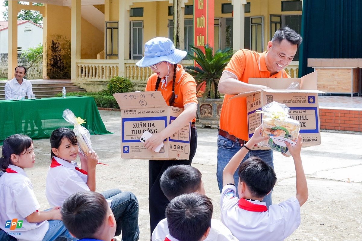 <p> Nụ cười hồn nhiên của học sinh vùng cao là minh chứng đẹp nhất cho ý nghĩa của hành trình. Sau mưa lũ, vùng cao lại đón “nắng”, ánh nắng của hy vọng, của những trái tim cùng hướng về nhau. <span>Sau Lào Cai và Thanh Hóa, người FPT sẽ tiếp tục hành trình đến với những lớp học bị thiệt hại nặng nề tại Nghệ An và Tuyên Quang, hành trình ấy của người FPT đã thắp lên niềm tin và tinh thần lạc quan cho hơn 5.000 học sinh tại 4 tỉnh chịu thiệt hại nặng nề.</span></p>