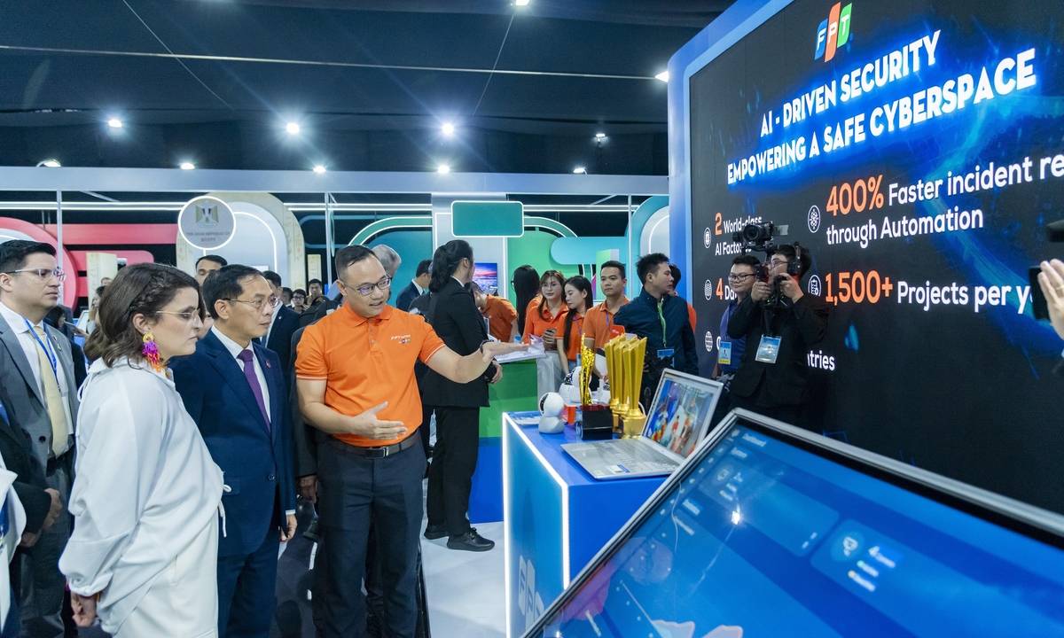 FPT trình diễn ‘Lá chắn số’ tại Lễ ký Công ước Hà Nội