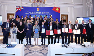 FPT và Chelsea trao thỏa thuận hợp tác trước sự chứng kiến của Tổng Bí thư