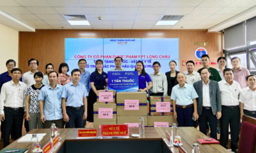 FPT tặng 1 tấn thuốc và vật tư y tế hỗ trợ người dân Huế sau lũ lụt