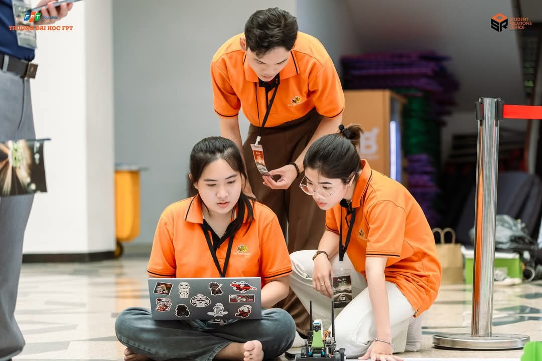 Sinh-vien-FPT-giai-thuong-Nu-sinh-khoa-hoc-cong-nghe-Viet-Nam-2.jpg.jpg