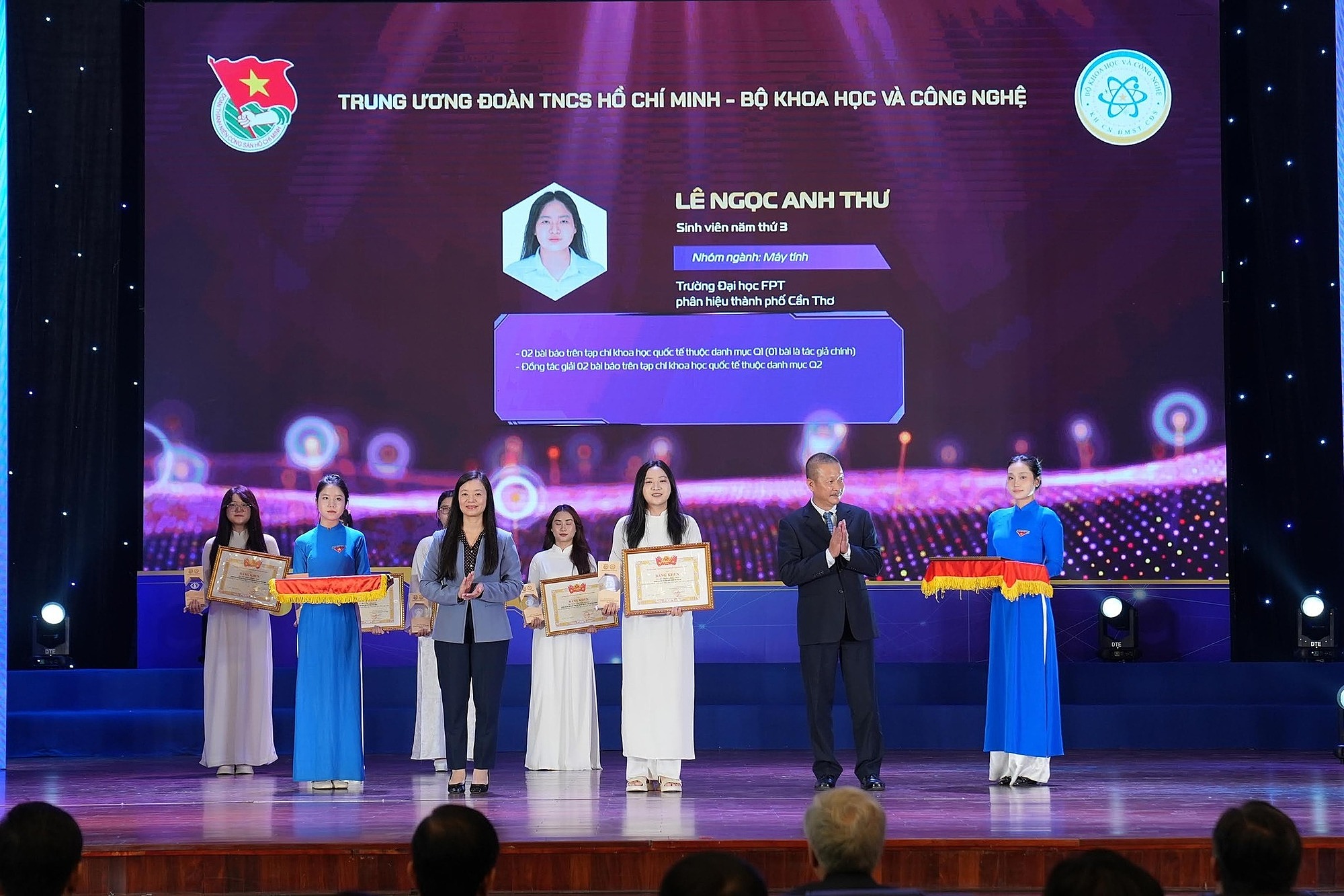 Sinh-vien-FPT-giai-thuong-Nu-sinh-khoa-hoc-cong-nghe-Viet-Nam-1.jpg