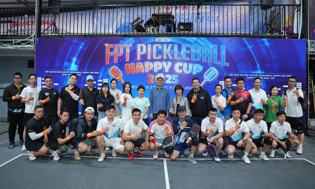 <p class="Normal" dir="ltr" style="text-align:justify;"> Sáng ngày 1-2/11, tại sân Pickleball HHT Tuấn Hùng, giải đấu FPT Pickleball Happy Cup 2025 đã chính thức khởi tranh với sự góp mặt của gần 200 người tham dự. Dù gió lạnh đầu đông len lỏi khắp sân, sức nóng từ tinh thần thể thao và niềm say mê “vụt bóng” của người FPT vẫn bùng cháy, khiến không khí càng thêm cuồng nhiệt.</p> <p class="Normal" style="text-align:justify;"> <span>Cùng với đó, nước điện giải mát lạnh từ Pocari Sweat và gần 40kg chuối “tiếp sức” từ Sendo đã sẵn sàng từ sớm, tiếp năng lượng kịp thời cho các vận động viên.</span></p>