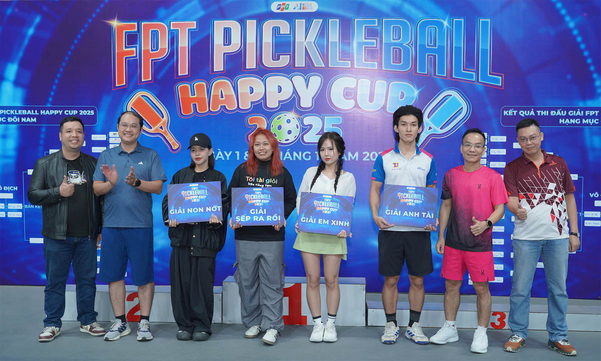 <p class="Normal" dir="ltr" style="text-align:justify;"> Giải đấu cũng tìm được chủ nhân của các hạng mục giải phụ như</p> <p class="Normal" dir="ltr" style="text-align:justify;"> - Giải Già dơ: Lương Dũng - Phạm Ngọc Thành &lpar;Nội dung số FPT&rpar;</p> <p class="Normal" dir="ltr" style="text-align:justify;"> - Giải <span>Nai tơ: Nguyễn Tiến Đạt - Trần Gia Hưng &lpar;Synnex FPT&rpar;</span></p> <p class="Normal" dir="ltr" style="text-align:justify;"> - Giải <span>Em xinh: Hồ Thị Khánh Loan &lpar;FPT IS&rpar;</span></p> <p class="Normal" dir="ltr" style="text-align:justify;"> - Giải <span>Anh tài: Vũ Hải Anh &lpar;Phần mềm FPT&rpar;</span></p> <p class="Normal" dir="ltr" style="text-align:justify;"> - Giải <span>Non nớt: Phạm Ngọc Lương - Nguyễn Thị Thúy &lpar;Bán lẻ FPT&rpar;, Nguyễn Tiến Nam - Trần Tuấn Anh Nghĩa &lpar;Base.vn&rpar;</span></p> <p class="Normal" dir="ltr" style="text-align:justify;"> - Giải <span>Sếp ra rồi: Viễn thông FPT</span></p>