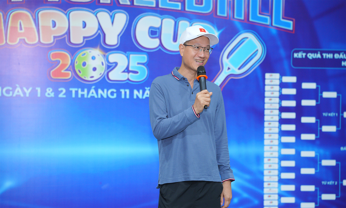 <p class="Normal" dir="ltr" style="text-align:justify;"> Lễ khai mạc có sự góp mặt của anh Nguyễn Thế Phương - Phó Tổng giám đốc FPT; anh Lê Quang Hùng - Trưởng ban Giám sát Tuân thủ và Pháp chế FPT; anh Nguyễn Thành Hưng - Trưởng ban Văn hoá và Đoàn thể FPT; chị Trần Thị Thu Hà - Chủ tịch Công đoàn FPT; chị Nguyễn Thị Thu Phượng - Trưởng ban Mua sắm FPT và chị Nguyễn Thị Thanh Tú - Chánh Văn phòng Nội dung số FPT.</p> <p class="Normal" dir="ltr" style="text-align:justify;"> Chứng kiến sự tham gia đông đảo của CBNV khắp các đơn vị, anh Nguyễn Thế Phương không khỏi xúc động và tự hào khi tinh thần thể thao ở FPT vẫn luôn bền bỉ, mạnh mẽ qua từng năm. “Mong rằng thông qua giải đấu lần này, phong trào pickleball sẽ tiếp tục lan tỏa và trở thành một trong những bộ môn được yêu thích nhất tại FPT”, anh gửi gắm.</p> <p class="Normal" dir="ltr" style="text-align:justify;"> Tiếp nối không khí hào hứng, Ban lãnh đạo trao tận tay các vận động viên những băng tay “đậm chất F”, như một món quà tinh thần trước giờ xung trận. Những nụ cười rạng rỡ, những tấm hình lưu niệm được ghi lại, tạo nên dấu ấn khởi đầu đầy hứng khởi của mùa giải.</p>