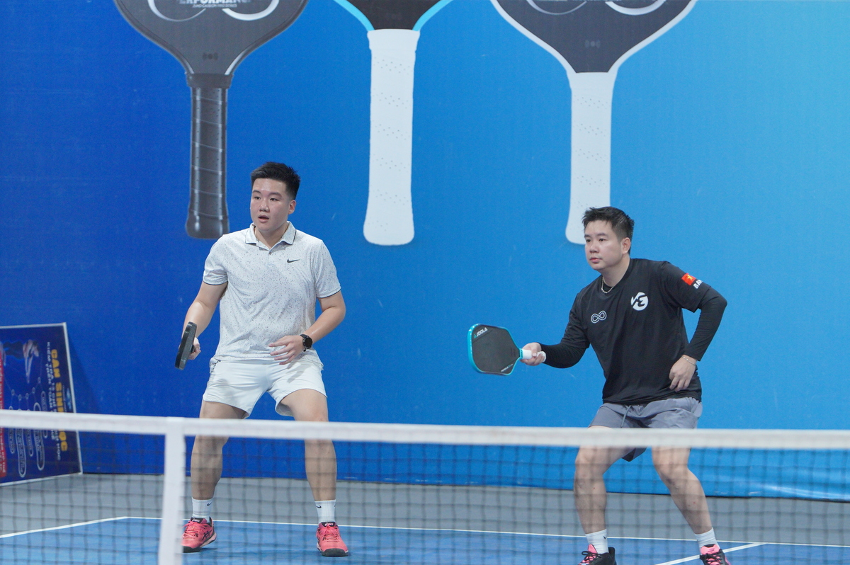 <p class="Normal" dir="ltr" style="text-align:justify;"> Sang ngày thi đấu thứ 2, dù tiết trời vẫn mưa lạnh dai dẳng, nhưng ngay từ 6h30 sáng, các VĐV đã có mặt tại sân đấu để tiếp tục thi đấu giành quyền đi tiếp.</p> <p class="Normal" dir="ltr" style="text-align:justify;"> Sau hàng chục trận đấu diễn ra, vòng Tứ kết chứng kiến sự góp mặt của đại diện nhiều đơn vị, cho thấy sự đồng đều về chất lượng của các “Pick thủ FPT”. Các trận Tứ kết của cả hai nội dung đều diễn ra đồng thời, nhanh chóng lộ diện các cặp đôi xuất sắc nhất góp mặt vào loạt trận Bán kết.</p> <p class="Normal" dir="ltr" style="text-align:justify;"> Tại bán kết Đôi nam, cặp đôi hạt giống Ngọc Tân - Thái Minh phải lâm vào cảnh “anh em tương tàn” khi đối đầu với cặp đôi cùng nhà Anh Tuấn - Hoàng Long. Trận đấu kéo dài qua 3 séc với nhiều lần phải tạm dừng vì tình trạng chuột rút liên tục của Ngọc Tân, song đã kết thúc với tỉ số 2-1 đầy căng thẳng. Ngọc Tân - Thái Minh tiếp bước vào trận chung kết Đôi nam, đối đầu với đại diện của FPT IS, Văn Huyền - Phú Quý.</p>