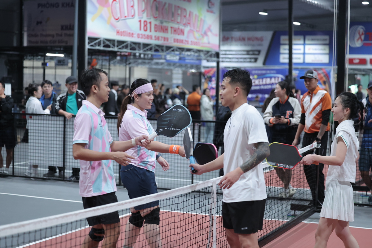 <p class="Normal" style="text-align:justify;"> Trận đấu thu hút khán giả không kém là trận bán kết giành giật từng điểm số giữa Đức Anh - Phương Chi &lpar;nhà Viễn thông&rpar; và Vũ Hải - Ngọc Mai &lpar;nhà Phần mềm&rpar;. Trận đấu “hot hơn chung kết” khiến khán giả theo dõi không chớp mắt, liên tục hò reo đầy cảm xúc trước những cú smash đầy uy lực, hay pha drive dọc sân sắc lẹm của hai VĐV nữ của hai bên.<br /> Chiến thắng sát nút với kết quả 2-1, đại diện nhà Phần mềm đặt chân vào Chung kết, để tranh cúp cùng “boss cuối” Thu Thảo - Văn Vinh của làng Giáo.</p>