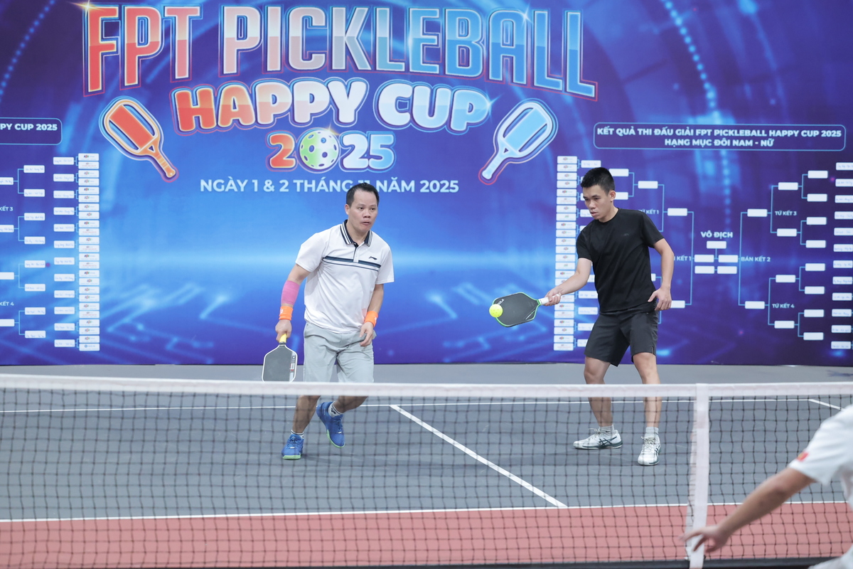 <p class="Normal" dir="ltr" style="text-align:justify;"> Trong lúc đó, trận chung kết nội dung Đôi nam giữa đại diện Viễn thông, Ngọc Tân - Thái Minh, và đại diện FPT IS, Phú Quý - Văn Huyền đã diễn ra sau tiếng còi khai cuộc. Hàng loạt cú đánh kỹ thuật đẹp mắt được cả 2 bên trổ tài.</p> <p class="Normal" dir="ltr" style="text-align:justify;"> Thái Minh liên tục tung ra những cú drive xoáy hiểm sở trường, khiến đối thủ không thể đỡ bóng qua lưới thành công. Trong khi đó, Ngọc Tân thể hiện tốc độ và phản xạ tuyệt vời, di chuyển linh hoạt như vũ công ba lê, luôn giữ thế chủ động sát lưới. Đối thủ của họ cũng không phải dạng vừa, khi Phú Quý với lợi thế chiều cao tung ra những cú smash uy lực chắc chắn, còn Văn Huyền lại trổ tài với khả năng dink-top-spin sát lưới nguy hiểm.</p> <p class="Normal" dir="ltr" style="text-align:justify;"> Trận đấu kết thúc sau 2 séc đấu giằng co cùng điểm số 11-9, cặp đôi Viễn thông Ngọc Tân - Thái Minh đã chính thức giành ngôi vô địch nội dung Đôi nam.</p> <p class="Normal" dir="ltr" style="text-align:justify;"> Bên cạnh đó, cặp đôi Thu Thảo - Văn Vinh của làng Giáo đã có chiến thắng áp đảo với 2 séc 11-7, 11-5 trước đại diện nhà Phần mềm, Vũ Hải - Ngọc Mai, để lên ngôi vô địch nội dung Đôi nam nữ.</p>