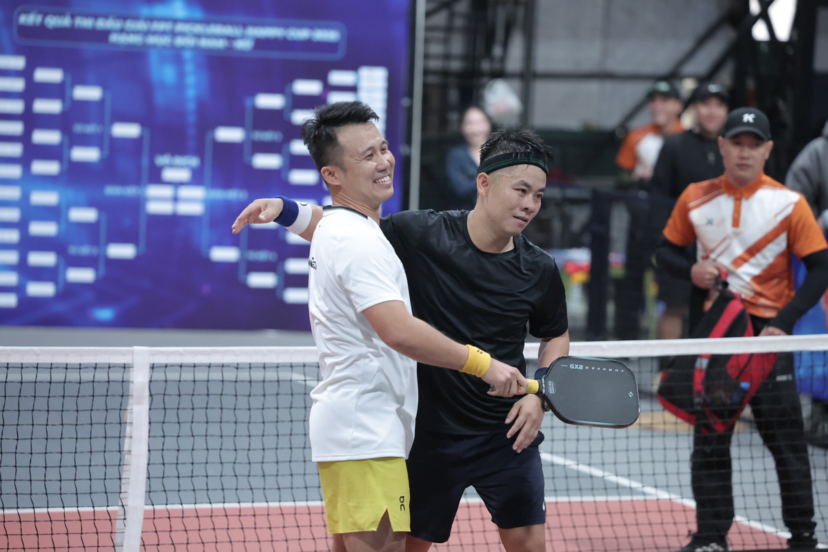 <p class="Normal" dir="ltr" style="text-align:justify;"> Giành ngôi vô địch nội dung Đôi nam - FPT Pickleball Happy Cup 2025, VĐV Thái Minh không giấu được niềm xúc động. Anh chia sẻ, hành trình đến chiếc cúp năm nay không hề dễ dàng khi người đồng đội của mình bị chuột rút ngay từ vòng bán kết.</p> <p class="Normal" dir="ltr" style="text-align:justify;"> “Đã có lúc chúng tôi định bỏ cuộc, nhưng Tân vẫn quyết tâm thi đấu đến cùng. Không hiểu bằng cách nào, cậu ấy vượt qua cơn đau và còn bùng nổ mạnh mẽ ở những điểm số cuối. Tôi thật sự may mắn khi có một partner có tinh thần chiến đấu tuyệt vời như vậy,” Thái Minh nói.</p> <p class="Normal" dir="ltr" style="text-align:justify;"> Theo Minh, các cặp đấu năm nay đều rất mạnh, vì thế chức vô địch không chỉ là kết quả của nỗ lực mà còn có chút may mắn. Anh cho biết thêm: “Tôi và Tân có cùng lối chơi tấn công, nhưng trong giải này tôi đảm nhận vị trí giữ nhịp – đòi hỏi sự kiên nhẫn và ổn định. Nhờ sự hỗ trợ, chia sẻ kinh nghiệm từ đồng nghiệp, tôi đã cải thiện kỹ năng và phối hợp ăn ý hơn với Tân để cùng nhau mang về chiến thắng.”</p> <p class="Normal" style="text-align:justify;"> Với Thái Minh, chiếc cúp vô địch không chỉ là phần thưởng cho kỹ thuật hay thể lực, mà còn là minh chứng cho tinh thần bền bỉ, đồng đội và khát khao chinh phục – những giá trị mà các tay vợt nhà F vẫn luôn theo đuổi.</p>
