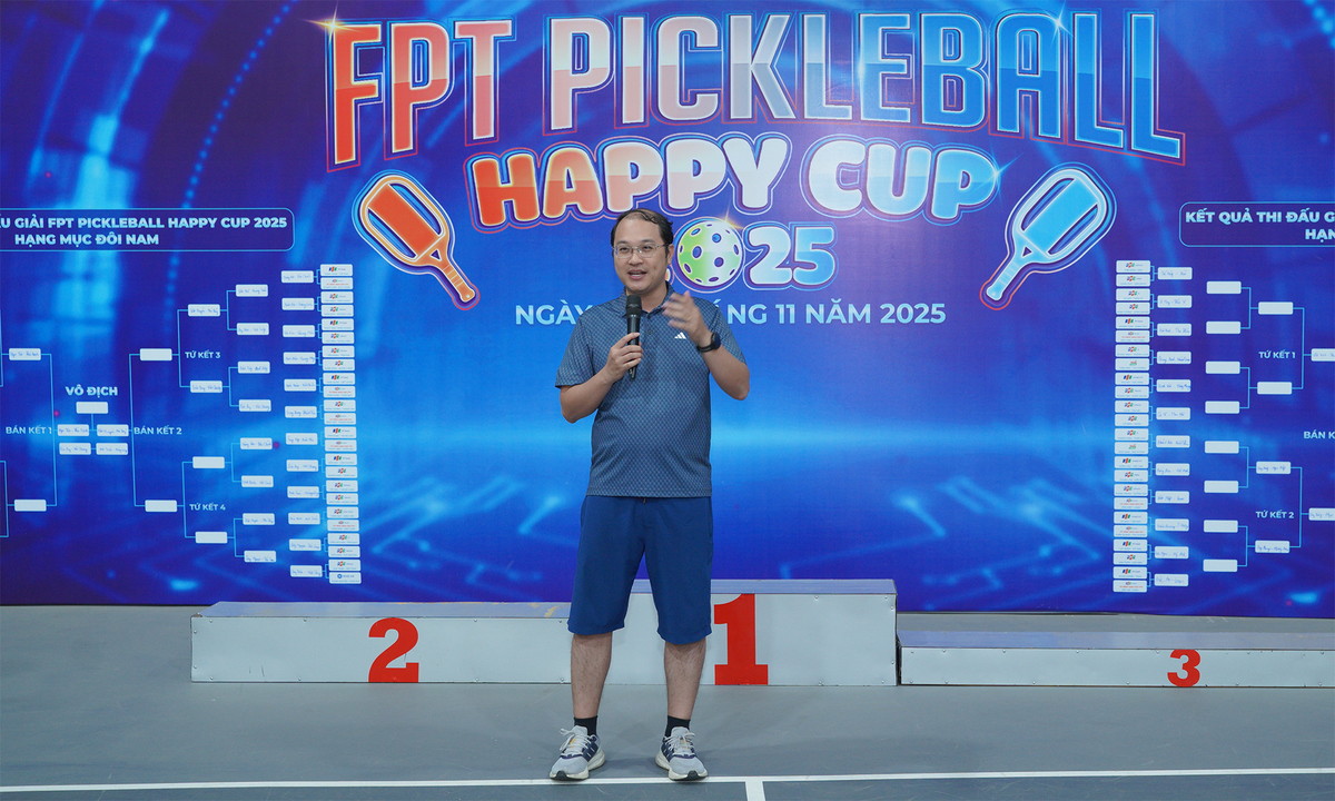 <p class="Normal" dir="ltr" style="text-align:justify;"> Lễ bế mạc giải đấu có sự hiện diện của anh Chu Quang Huy - Giám đốc Nhân sự FPT, anh Lê Quang Hùng - Trưởng ban Giám sát Tuân thủ và Pháp chế FPT, anh Nguyễn Thành Hưng - Trưởng ban Văn hóa và Đoàn thể FPT, anh Nguyễn Thế Khang - Giám đốc khối Gia dụng và Điện máy Bán lẻ FPT.<br /> <br /> Phát biểu tại Lễ bế mạc, anh Chu Quang Huy chia sẻ niềm hào hứng khi lần đầu tiên được trải nghiệm bộ môn mới mẻ này. <span>Anh cũng bày tỏ ấn tượng trước tinh thần thi đấu máu lửa và sự gắn kết của các vận động viên. Dù đã gần trưa, khu vực thi đấu vẫn đông kín khán giả và các VĐV nán lại theo dõi các trận bán kết, chung kết và tranh hạng Ba – điều mà theo anh là minh chứng rõ nét cho sức hấp dẫn của giải đấu cũng như sự chuẩn bị chu đáo của Ban tổ chức.</span></p> <p class="Normal" dir="ltr" style="text-align:justify;"> “Tôi xin gửi lời cảm ơn đến BTC và toàn thể vận động viên đã góp phần tạo nên một ngày hội thể thao sôi động, vui tươi và đầy năng lượng. Các hoạt động như thế này không chỉ giúp chúng ta rèn luyện sức khỏe mà còn là cơ hội để CBNV FPT các đơn vị giao lưu, kết nối và lan tỏa tinh thần tích cực”, anh nhấn mạnh.</p> <p class="Normal" dir="ltr" style="text-align:justify;"> Kết thúc phần phát biểu, Giám đốc Nhân sự Tập đoàn gửi lời chúc mừng đến các vận động viên đạt thành tích cao, đồng thời bày tỏ hy vọng ở những mùa giải tiếp theo, FPT Pickleball sẽ ngày càng thu hút đông đảo người chơi, mang đến thêm nhiều trải nghiệm và cảm xúc đáng nhớ cho CBNV nhà F.</p>