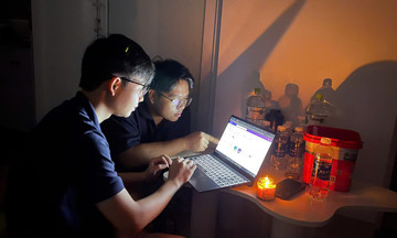 ‘Chiến binh số’ FPT kể chuyện đi công tác mùa lũ: ăn mì tôm sống, học cách làm nến từ dầu ăn