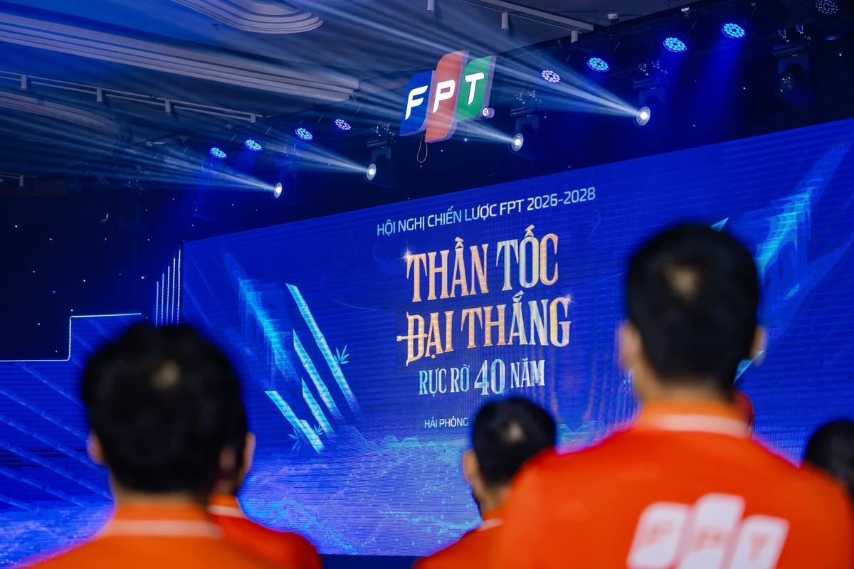 <p class="Normal"> Chiều nay &lpar;5/11&rpar;, nhà FPT khởi động Hội nghị Chiến lược &lpar;HNCL&rpar;. Hội nghị tập hợp gần 150 đại biểu, gồm các thành viên Hội đồng Sáng lập &lpar;HĐSL&rpar;, Ban điều hành Tập đoàn, lãnh đạo cấp cao và thành viên chủ chốt từ các công ty thành viên &lpar;CTTV&rpar;, cùng thành phần mở rộng là Tam hậu 2024, Tam khôi 2024 và 13 FPT Under 35 năm nay.</p> <p class="Normal"> Với chủ đề “Thần tốc - Đại thắng - Rực rỡ 40 năm”, HNCL FPT diễn ra trong 3 ngày 2 đêm tại Hải Phòng. Tại đây, các đại biểu cùng  thảo luận và cam kết định hướng chiến lược FPT giai đoạn 2026-2028.</p>