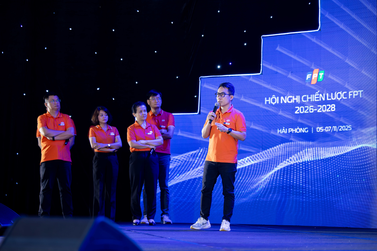 <p class="Normal"> Trong phần trình bày của nhà Nội dung số, anh Ngô Mạnh Cường - Tổng Giám đốc đơn vị nhấn mạnh bối cảnh nền kinh tế số Việt Nam đang tăng tốc mạnh mẽ nhờ sự phát triển của dữ liệu và công nghệ số. Theo anh, nhà Nội dung số không chỉ tham gia mà phải đóng vai trò dẫn dắt trong xu thế này. </p> <p class="Normal"> Bước sang giai đoạn 2026-2028, đơn vị sẽ mở rộng vai trò của mình khi tiếp tục đồng hành Chính phủ trong việc truyền thông về khoa học, công nghệ và các lĩnh vực quan trọng. Về mặt công nghệ, bước sang giai đoạn 2026-2028, đơn vị sẽ mở rộng vai trò của mình, kiên định chiến lược "AI First", để tăng tốc sản xuất.. Phần trình bày của nhà Nội dung số nhận 2 tim và 1 like từ Ban Giám khảo.</p>