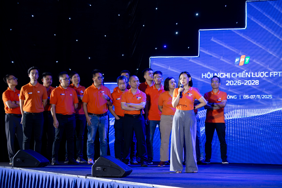 <p class="Normal"> Trong phần trình bày chiến lược của nhà Bán lẻ, Chủ tịch Nguyễn Bạch Điệp nhấn mạnh bước chuyển quan trọng trong tầm nhìn của FPT Long Châu. Theo chị, với định hướng mới của Chính phủ trong phát triển hệ thống y tế cộng đồng, Long Châu hướng đến mục tiêu chăm sóc sức khoẻ cho toàn bộ gia đình, là điểm đến tin cậy của mỗi người Việt.</p> <p class="Normal"> Về mảng FPT Shop, Tổng Giám đốc nhà Bán lẻ Hoàng Trung Kiên cho biết, đơn vị sẽ tiếp tục tập trung vào thị trường chủ chốt, mở rộng khả năng lan tỏa và thuyết phục thương hiệu. 3 tim là kết quả từ ban giám khảo dành cho nhà Bán lẻ.</p>