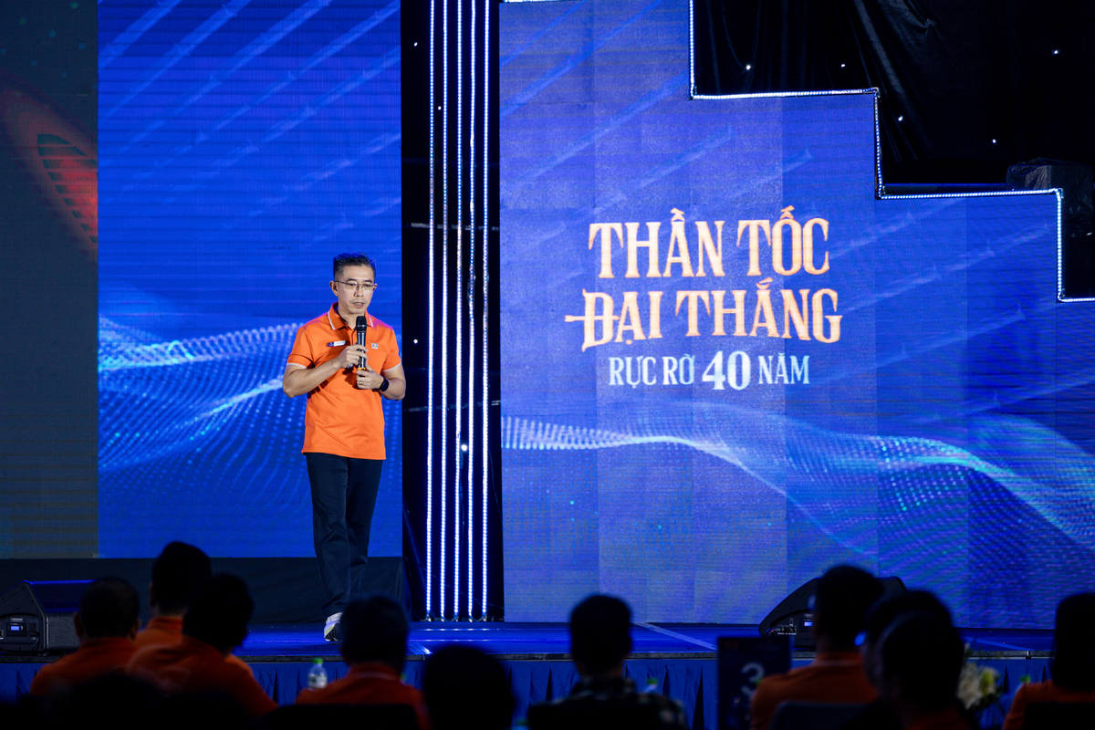 <p class="Normal"> Phần trình bày chiến lược của nhà Viễn thông mở đầu bằng một đoạn video được dàn dựng theo phong cách “điệp vụ đặc biệt”. Thông qua câu chuyện ẩn dụ, đơn vị khéo léo truyền tải các định hướng chiến lược của mình trong giai đoạn 2026-2028.</p> <p class="Normal"> Tiếp nối, Tổng Giám đốc nhà Viễn thông Nguyễn Hoàng Linh nhắc lại thông điệp “Level-up” tại HNCL năm 2024 và khẳng định hội nghị năm nay chính là điểm bật quan trọng để đơn vị tăng tốc bước vào quỹ đạo tăng trưởng mới. Theo anh, giai đoạn tới sẽ chứng kiến sự thay đổi mô hình hoạt động của nhà Viễn thông.</p> <p class="Normal"> <span>Phần trình bày của nhà Viễn thông nhận được 2 tim và 1 like.</span></p>