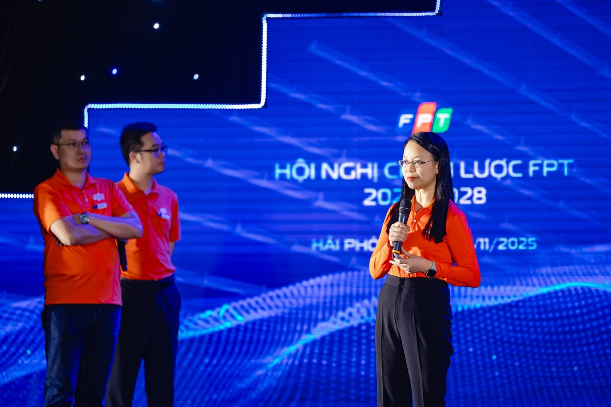 <p class="Normal"> Nhà Phần mềm mở đầu phần trình bày bằng hình ảnh một số thành viên xuất hiện trong trang phục thi đấu của Chelsea để nhấn mạnh một trong những thành tựu toàn cầu hóa vừa qua khi logo FPT đã chính thức xuất hiện trên áo đấu của CLB. Video mở đầu như buổi hòa nhạc giao hưởng, với “nhạc trưởng” là Chủ tịch Chu Thanh Hà, điểm lại loạt hợp đồng kỷ lục của đơn vị. Mặc dù thị trường CNTT toàn cầu chịu sức ép từ biến động thuế quan và thay đổi ngân sách đầu tư của các doanh nghiệp, nhà Phần mềm đã nhận diện được cơ hội lớn từ xu hướng tăng mạnh đầu tư vào AI.</p>