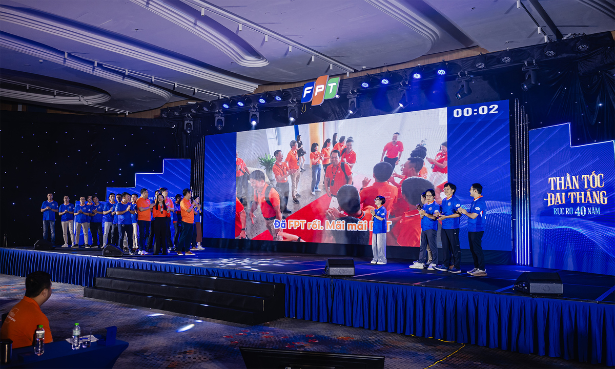 <p> Tổng Giám đốc Phạm Minh Tuấn khẳng định, AI không chỉ thay đổi ngành công nghiệp phần mềm mà còn mở ra cơ hội tiếp cận những hợp đồng trị giá trăm triệu đến quy mô tỷ USD. “AI First” là tiên quyết.</p> <p> Kết thúc phần trình bày, tập thể lãnh đạo nhà Phần mềm đã cùng đồng thanh một bài hát tự sáng dựa trên bài hát truyền thống của CLB Chelsea. Phần trình bày mở màn của HNCL năm nay nhận 2 tim và 1 like từ các thành viên Ban Giám khảo.</p>