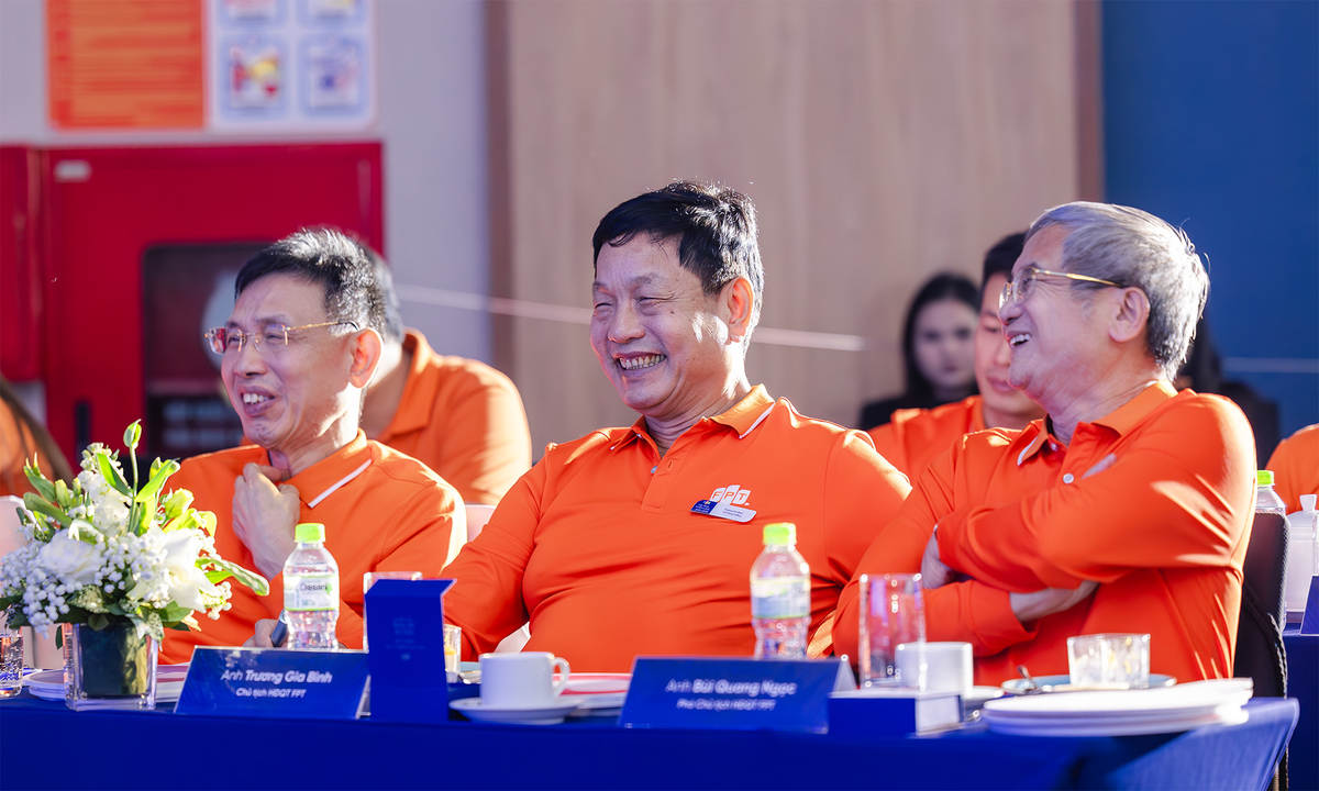 <p> 9 đơn vị thành viên nhà FPT bắt đầu bước vào phần thi Trình bày chiến lược. Ban giám khảo của buổi hội nghị hôm nay là 3 sáng lập viên FPT gồm anh Trương Gia Bình - Chủ tịch HĐQT FPT, anh Bùi Quang Ngọc - Phó Chủ tịch HĐQT FPT và anh Đỗ Cao Bảo - Ủy viên HĐQT FPT. Năm nay, Ban điều hành Tập đoàn cũng sẽ đưa ra điểm số cho phần trình bày của CTTV.</p>