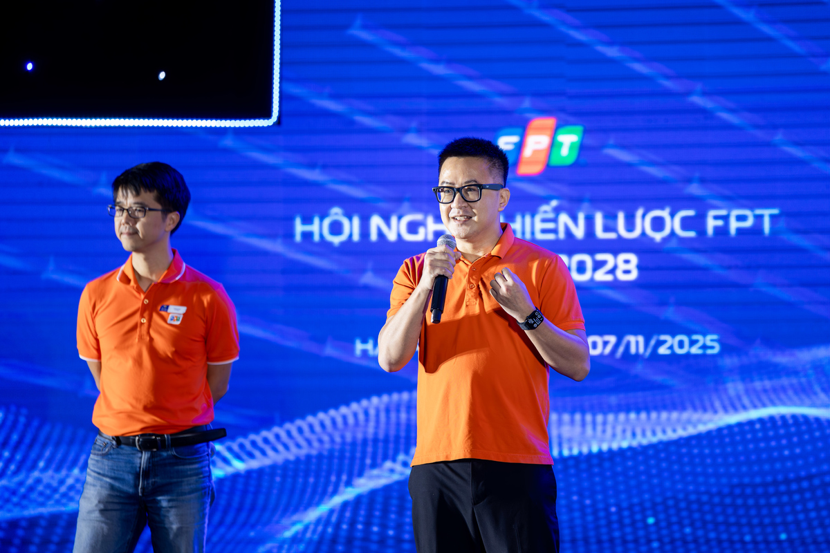 <p class="Normal"> Trong phần trình bày của FPT Digital, CEO Trần Huy Bảo Giang cho biết, khi cơn sóng thần AI ập đến, nếu chúng ta có tư duy, cách làm đúng thì đó là cơ hội để bước lên bậc thang rất khác. 2025 là năm chuyển mình của FPT Digital. Với câu chuyện AI, đội ngũ tư vấn của FPT Digital rất khác, hiệu quả hơn, chuyên sâu hơn. Thú vị hơn là phản ứng của khách hàng cũng rất khác. Khách hàng yêu quý và muốn FPT gắn bó hơn.</p> <p class="Normal"> Giám đốc Chuyển đổi số FPT Digital Lê Hùng Cường khẳng định, AI là mũi khoan đầu tiên để có cơ hội tiếp xúc với các doanh nghiệp lớn. <span>Phần trình bày chiến lược của đơn vị nhận 2 like và 1 mặt cười.</span></p>