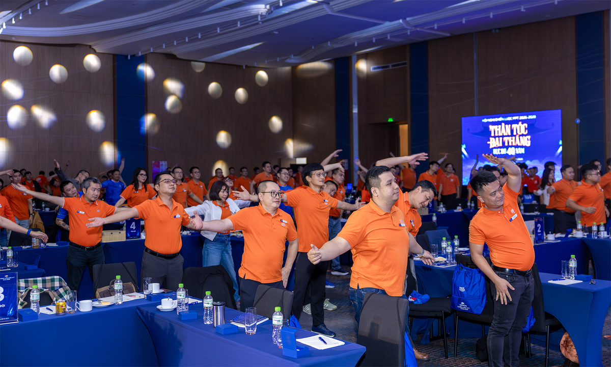 <p class="Normal"> Xen giữa các bài trình bày chiến lược của các CTTV là phần hoạt động giữa giờ bằng cách cùng tập thể dục. Những động tác khởi động đơn giản trên nền nhạc sôi động ngay lập tức cuốn hút cả hội trường, tái tạo năng lượng.</p> <p class="Normal"> Ngày đầu tiên của HNCL khép lại với tinh thần chung: Người FPT sẵn sàng bước vào giai đoạn đột phá lớn nhất trong lịch sử 40 năm, làm chủ công nghệ, vươn ra toàn cầu và phụng sự quốc gia bằng trí tuệ. Sau buổi thi trình bày chiến lược, các đại biểu chia đội tập văn nghệ chuẩn bị cho ngày tiếp theo với đầy những hoạt động thú vị, trong đó có chương trình Leader Talk, làm bài tập tiểu đội, chơi thể thao và trình diễn STCo.</p>