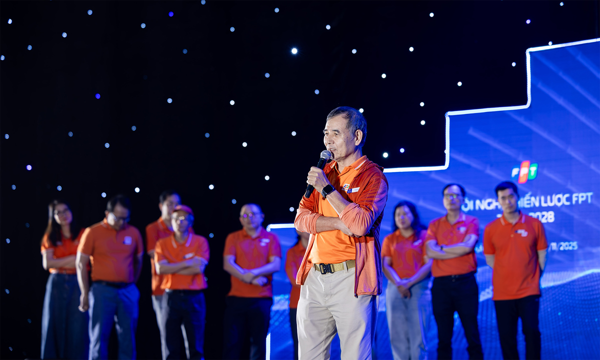 <p class="Normal"> Đại diện nhà Giáo dục, Chủ tịch HĐ trường Trường Đại học FPT Lê Trường Tùng khẳng định, 2025 là năm đặc biệt của giáo dục Việt Nam khi có tới 4 bộ luật về giáo dục được xem xét và thông qua. </p> <p class="Normal"> Theo anh Tùng, vị thế của nhà Giáo dục tiếp tục được khẳng định. Chiến lược năm nay của nhà Giáo dục sẽ tiếp tục nhấn mạnh vào thông điệp “Làm tốt hơn” và “Làm mới hơn”. </p> <p class="Normal"> Hiệu trưởng Trường Đại học FPT Nguyễn Khắc Thành trình bày 5 hướng chiến lược mũi nhọn của nhà Giáo dục trong giai đoạn 2026-2028. Phần trình bày của nhà Giáo dục nhận được 3 tim từ các thành viên Ban Giám khảo, điểm số tuyệt đối đầu tiên trong HNCL.</p>