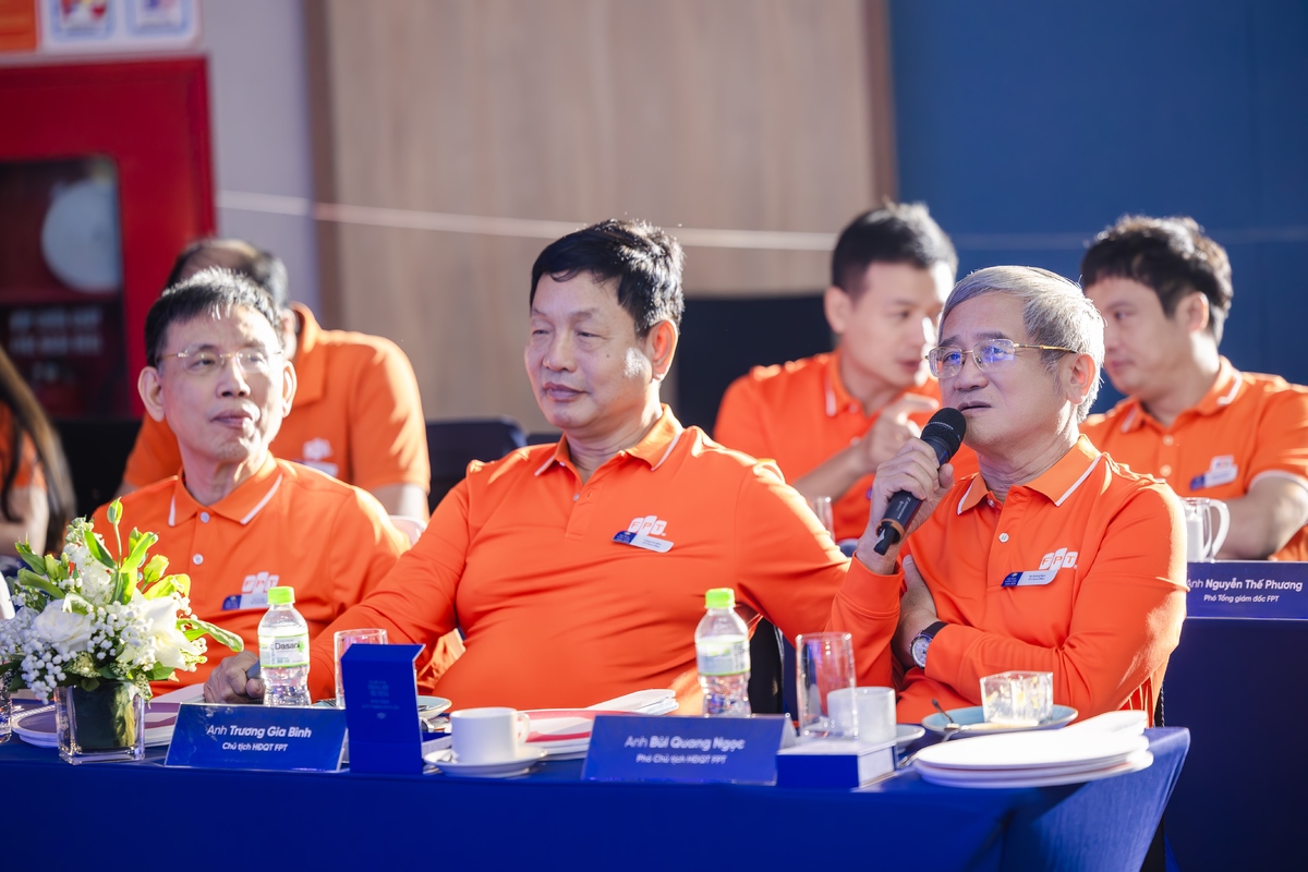 <p> Anh Bùi Quang Ngọc - Phó Chủ tịch HĐQT FPT nhận xét: “Ba đơn vị trình bày đầu tiên đều rất ấn tượng. Format video với sự hỗ trợ AI rất hay, không kém phim hành động bom tấn. Định hướng chiến lược của từng đơn vị được phân tích rõ, rất sáng sủa, khi AI đã trở thành công cụ bắt buộc của ngành CNTT. </p>