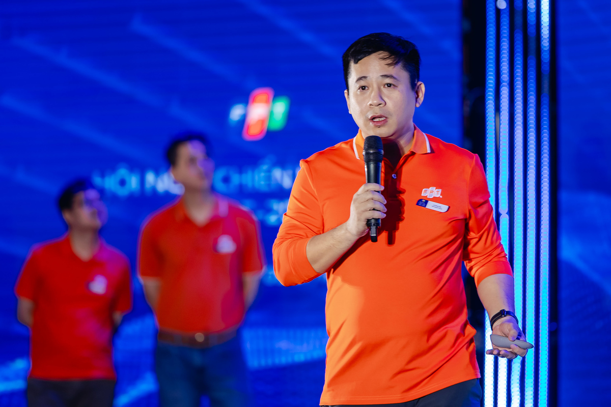 <p class="Normal"> FPT Smart Cloud lựa chọn hình tượng chiếc xe đua F1 để thể hiện tinh thần tốc độ và cạnh tranh trên đường đua công nghệ. Tổng Giám đốc Lê Hồng Việt nhấn mạnh, trong thế giới công nghệ, những công ty đứng đầu đều phải bước vào cuộc đua F1 để chứng minh năng lực làm chủ công nghệ lõi. Hình ảnh này đại diện cho tham vọng của FPT Smart Cloud trở thành chiếc xe đua F1 với “động cơ” AI.</p> <p class="Normal"> Phó Tổng Giám đốc Nguyễn Ngọc Minh chia sẻ định hướng tiếp tục mở rộng hạ tầng Cloud và AI Factory để cung cấp nền tảng công nghệ cho cả khách hàng bên ngoài lẫn các CTTV FPT. </p> <p class="Normal"> Kết lại, anh Lê Hồng Việt nhấn mạnh FPT Smart Cloud là một công ty “Product” &lpar;sản phẩm&rpar;, cần tạo ra các “Product” xứng đáng là “chiếc xe F1” của FPT. Đồng thời, đơn vị cũng sẽ góp phần thu hút lực lượng chuyên gia công nghệ từ toàn cầu về phụng sự đất nước. Phần trình bày của nhà đơn vị nhận được 1 tim và 2 like.</p>