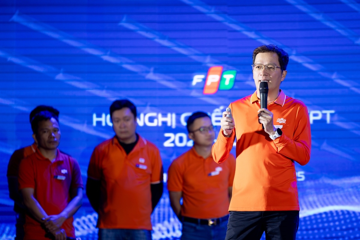 <p class="Normal"> Nhà FPT IS mở đầu phần trình bày bằng video kể lại hành trình du hành vũ trụ tìm kiếm các vật phẩm mới. Hình ảnh ẩn dụ này phần nào cho thấy chiến lược của đơn vị trong giai đoạn tới. Chủ tịch FPT IS Trần Đăng Hoà khẳng định, Việt Nam đang bước vào vận hội mới khi công nghệ trở thành động lực trung tâm của phát triển quốc gia. </p> <p class="Normal"> <span>CEO FPT IS Nguyễn Hoàng Minh nhấn mạnh vai trò của đơn vị trong việc đồng hành cùng nhiều bộ ngành, tham gia xây dựng các nền tảng quốc gia, cơ sở dữ liệu... Phần trình bày nhận 2 like và 1 tim từ Ban Giám khảo.</span></p>
