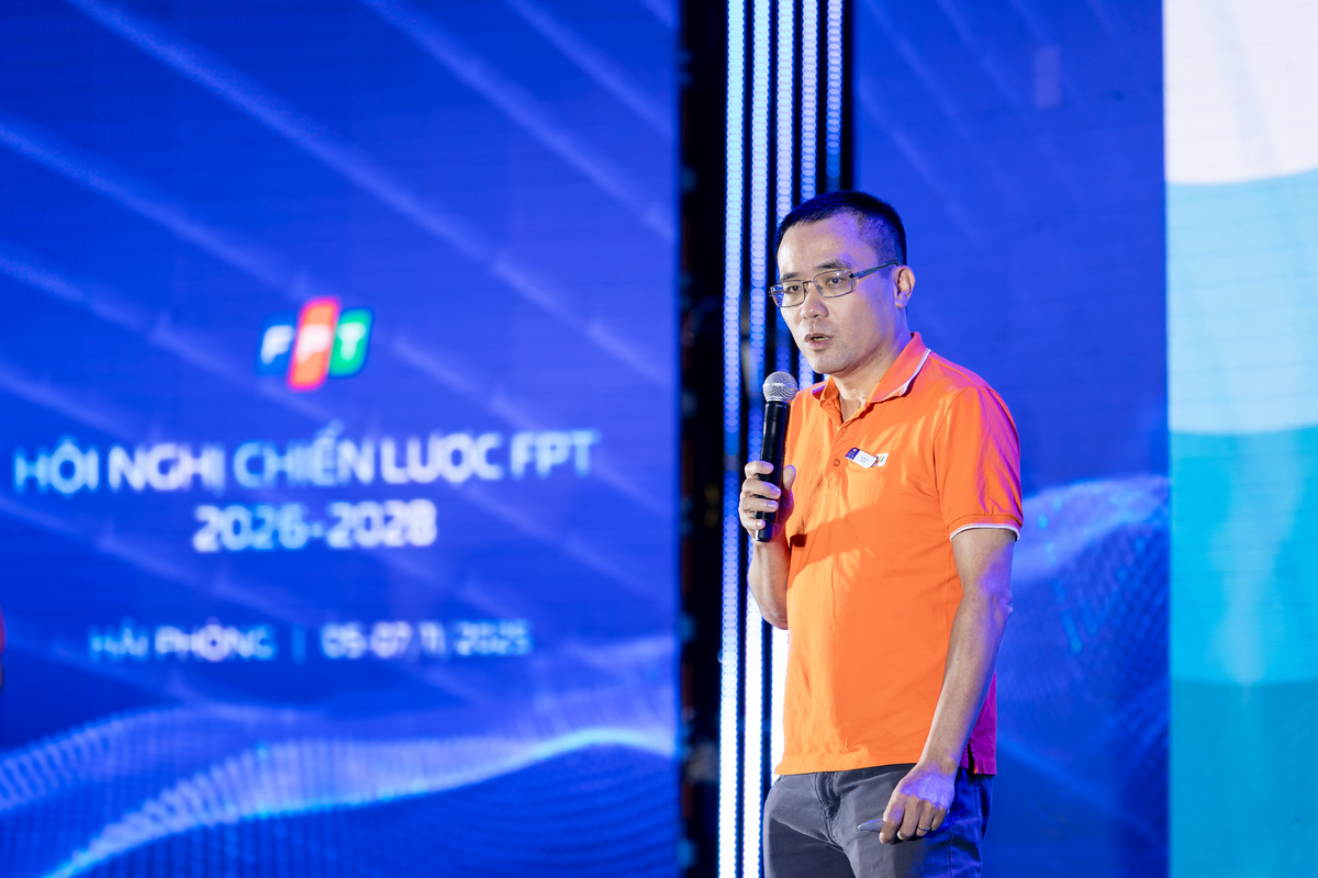 <p class="Normal"> Gợi lại tinh thần “Xuất hay là chết” trong HNCL năm 1998, Chủ tịch Synnex FPT Dương Dũng Triều mở đầu phần trình bày bằng một tuyên bố mới đầy quyết liệt: “Số 1 hay là chết”. Theo anh, thị trường ICT đang thay đổi nhanh chóng với mức độ cạnh tranh ngày càng khốc liệt. Tuy nhiên, đây cũng là giai đoạn mở ra những cơ hội lớn, đặc biệt khi Nghị quyết 57 thúc đẩy mạnh mẽ đầu tư vào công nghệ, đưa thị trường bước sang chu kỳ tăng trưởng mới. </p> <p class="Normal"> Tổng Giám đốc Lê Vĩnh Thành nhấn mạnh mục tiêu tăng trưởng đột phá trong ba năm tới, với động lực đến từ việc ứng dụng AI vào toàn bộ quy trình vận hành nhằm tối ưu năng suất và chi phí. Phần trình bày của Synnex FPT nhận về 3 lượt like từ ban giám khảo.</p>