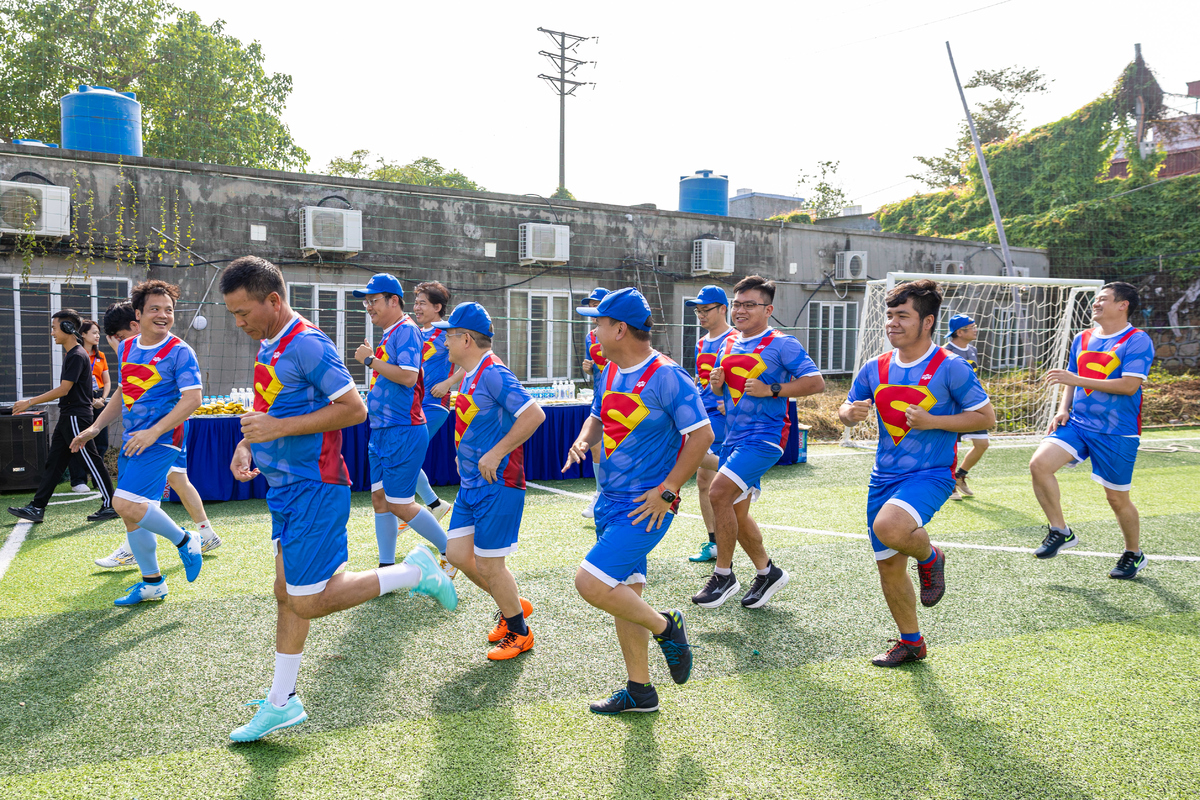 <p class="Normal" style="text-align:justify;"> Trước giờ khai mạc, toàn bộ đại biểu và vận động viên đã có mặt đông đủ trên sân, sẵn sàng cho ngày hội thể thao lớn nhất của FPT tại thành phố Cảng. 12 tiểu đội được chia về 4 trung đội mang những cái tên “chất lừ”, hứa hẹn những màn đối đầu mãn nhãn. Ngay khi đặt chân đến sân, đội hình Siêu nhân đã khiến cả khán đài bật cười với màn khởi động đầy khí thế - chạy dọc, chạy ngang, bứt tốc như thể sắp bước vào chung kết World Cup. Không chịu kém cạnh, các đội còn lại cũng nhanh chóng kéo nhau ra sân khởi động, chạm bóng và phô diễn kỹ thuật, tạo nên bầu không khí rộn ràng và vui tươi ngay từ đầu.</p> <p class="Normal" style="text-align:justify;"> Trái ngược với buổi sáng âm u, khi thời khắc khai mạc cận kề, ánh nắng rực rỡ bất ngờ chiếu xuống sân thi đấu thể thao thành phố Hải Phòng, như tiếp thêm năng lượng cho toàn thể CBNV FPT. Tinh thần Hội thao 13/9 được tái hiện trọn vẹn, với ba bộ môn thi đấu đồng thời mở màn cho buổi Hội thao Chiến lược sôi động, đậm chất FPT.</p>