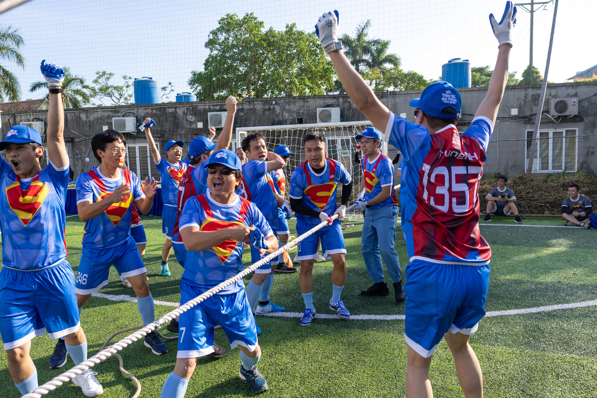 <p class="Normal" style="text-align:justify;"> Cặp tranh hạng ba giữa Batman và SpiderMan: Với môn thi đấu này, công tác "ủ mưu" là rất quan trọng. Đội Batman đã nhanh chóng giành chiến thắng trước đội Spiderman với chiến thuật thông minh.</p> <p class="Normal" style="text-align:justify;"> Để tăng cường lực lượng cho lượt chung kết kéo co giữa Superman và Ironman, siêu anh hùng Văn Khoa đã lập tức thay người khi còn đang dở trận bóng. Cuộc chiến căng thẳng ở dây cuối cùng và phần thắng đã thuộc về đội Superman &lpar;A&rpar;. Trung đội A chính thức giành chức vô địch môn kéo co.</p>