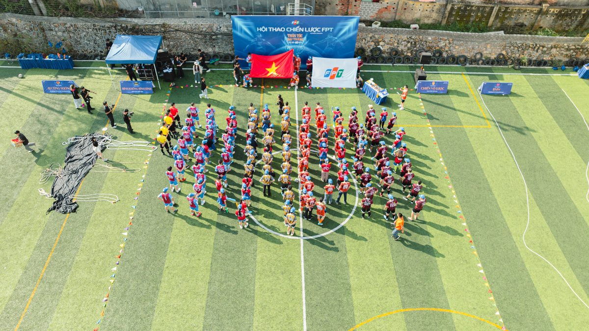 <p class="Normal" style="text-align:justify;"> Ngay sau nghi thức khai mạc sôi động, BTC phổ biến luật chơi và thể lệ thi đấu cho ba bộ môn: Bóng đá - Kéo co - Nhảy dây, mở màn cho ngày hội thể thao của các lãnh đạo FPT.</p> <p class="Normal" style="text-align:justify;"> Ở môn bóng đá “Bình Chiến Cup”, các đội bốc thăm chia thành hai cặp bán kết giữa Super Man - Batman và Iron Man - Spider Man, sau đó tranh Giải Ba và Chung kết. Ngoài cúp vô địch, cầu thủ ghi nhiều bàn nhất còn nhận danh hiệu Vua phá lưới trị giá 1 triệu đồng. Đặc biệt, giải phụ “STCo - Gừng càng già càng cay” được trao cho đội có tổng số tuổi cao nhất.</p> <p class="Normal" style="text-align:justify;"> Đến môn kéo co “Bình Mưu”, phần thưởng cho đội vô địch là 9 triệu đồng, trong khi giải STCo “Kéo bằng niềm tin” thuộc về đội tin nhau quá đà mà… kéo thua. Mỗi đội gồm 12 người &lpar;8 nam, 4 nữ&rpar;, thi đấu trên 3 dây và tự phân bổ lực lượng, và chỉ cần kéo thắng 2/3 dây là giành chiến thắng.</p> <p class="Normal" style="text-align:justify;"> Còn môn nhảy dây “Bình Thề” mang đến tiếng cười sảng khoái với quy định “độc nhất vô nhị”: vừa nhảy vừa thổi còi. Mỗi đội có 10 thành viên, được thi tối đa 3 lượt, chỉ tính điểm khi cả 10 người đều vào dây. Giải vô địch trị giá 9 triệu đồng, cùng giải STCo “Mạnh ai nấy nhảy” dành cho đội… thiếu đồng bộ nhất.</p> <p class="Normal" style="text-align:justify;"> Trước khi bước vào các trận đấu, các đội cùng chụp hình lưu niệm, hô vang tên đội và khẩu hiệu “Vô địch!” - chính thức khởi động một ngày hội thể thao tưng bừng, đậm chất FPT.</p>