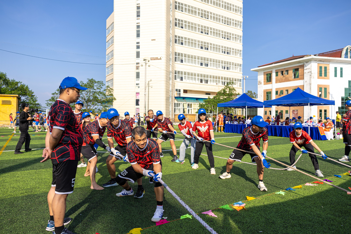 <p class="Normal" style="text-align:justify;"> Bộ môn kéo co mang tên "Bình Mưu": Không phải chỉ có sức mạnh là giành chiến thắng trong bộ môn này, mà các Trung đội còn cần đến sự mưu mẹo &lpar;chiến thuật&rpar;.</p> <p class="Normal" style="text-align:justify;"> Trung đội C - Trung đội D tranh tài với nhau. Những tiếng hô quyết tâm vang lên liên tiếp từ cả 2 đội. Các thành viên của trung đội C đang "bày mưu tính kế" để tìm ra chiến thuật hợp lý nhất.</p> <p class="Normal" style="text-align:justify;"> Điểm "lạ" của môn thi này là sẽ có màn che giữa 2 đội thi để đội này không biết số lượng người đang phân bổ cho 3 dây kéo và chiến thuật thi đấu của đội kia. Trọng tài liên tục yêu cầu các cổ động viên không được "nhắc bài".</p> <p class="Normal" style="text-align:justify;"> Với chiến thuật thông minh, đội Iron man đã nhanh chóng giành chiến thắng 2-1 trước đội Spiderman.</p>