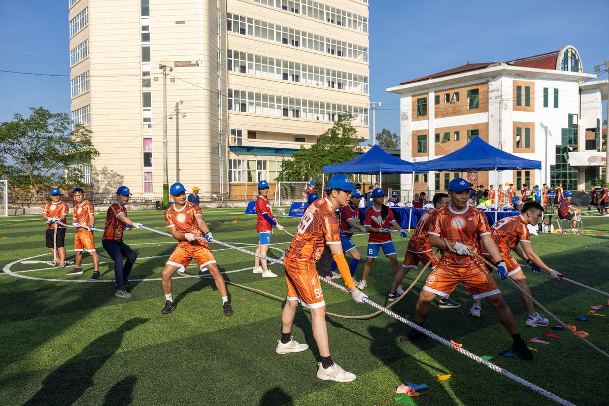 <p class="Normal" style="text-align:justify;"> Trung đội A - Trung đội B: 2 đội đang "ủ mưu" chiến thuật. Các tay kéo to khỏe của 2 đội đang được phân bổ để có thể ngay lập tức giành chiến thắng. 1 phút cho 2 đội sắp xếp đội hình trôi qua rất nhanh. Sau tiếng hô "Bình Chiến", các vận động lập tức kéo căng dây, quyết tâm giành chiến thắng. 2 dây nhanh chóng có kết quả tạo ra kết quả 1-1. Kết quả thắng dây cuối cùng đã thuộc về đội Super-man.</p> <p class="Normal" style="text-align:justify;"> Kết quả chung cuộc: Supper man thắng Batman: 2-1.</p>