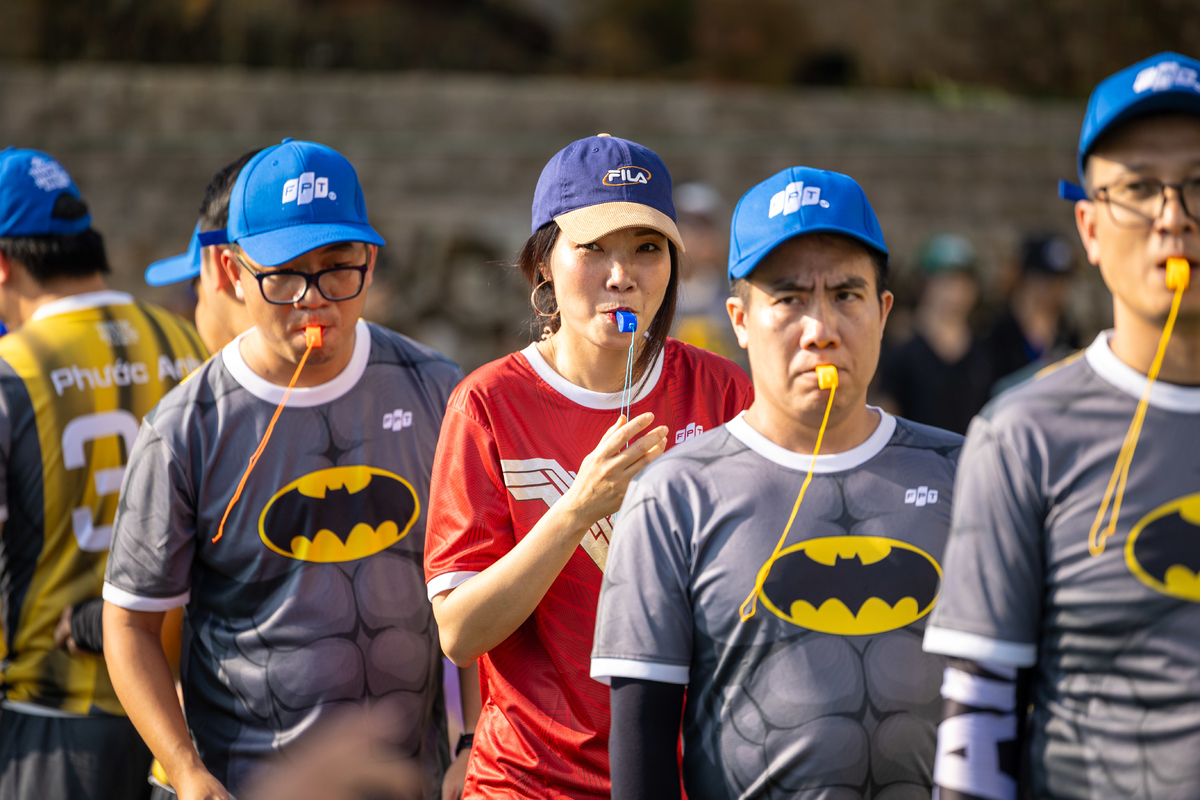 <p class="Normal" style="text-align:justify;"> Bộ môn nhảy dây tập thể có tên gọi đầy ẩn ý "Bình Thề". Mỗi nhịp nhảy dây tương ứng với một "lời thề" của các vận động viên với Hội nghị Chiến lược năm nay.</p> <p class="Normal" style="text-align:justify;"> Trung đội A - Trung đội B. Màn tranh tài của 2 đội diễn ra song song với bán kết 1 của kéo co. Theo quy định mỗi đội phải có 10 vận động viên cùng đứng trong vị trí nhảy dây và ngậm còi để thổi. Nếu có thành viên rơi còi, lượt nhảy của đội sẽ không được tính.</p> <p class="Normal" style="text-align:justify;"> Môn thi tưởng đơn giản, nhưng lại không hề... giản đơn với cả 2 đội. Dây dài và đòi hỏi sự kết hợp khéo léo, đồng loạt của tất cả các thành viên khiến cho cả 2 đội không dễ để hoàn thành liên tiếp các lượt nhảy. Theo quan sát, đội Super man đã có 3 lượt nhảy liên tiếp thành công. Đội Batman cũng không kém cạnh với tận... 4 lượt nhảy liên tiếp thành công.</p> <p class="Normal" style="text-align:justify;"> Kết quả chung cuộc đội Super man giành chiến thắng trước đội Batman với 7 lượt nhảy thành công &lpar;sau 3 đợt nhảy&rpar;</p>