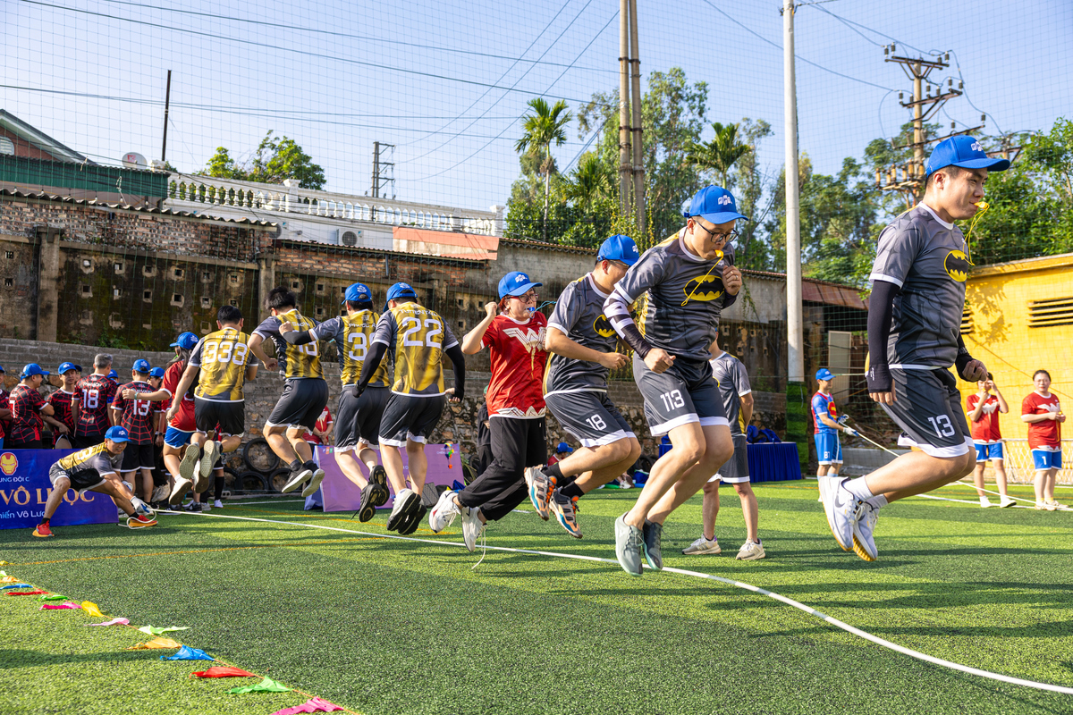 <p class="Normal" style="text-align:justify;"> Trung đội C - Trung đội D: Bộ môn nhảy dây tập thể trở thành môn... khó nhất trong 3 môn thể thao thi đấu chiều nay. Theo quan sát, không dễ cho các đội nhảy thành công liên tiếp các lần nhảy.</p> <p class="Normal" style="text-align:justify;"> Đội Spider-man đã lập thành tích cao nhất từ đầu giải - 18 lượt nhảy thành công.</p>