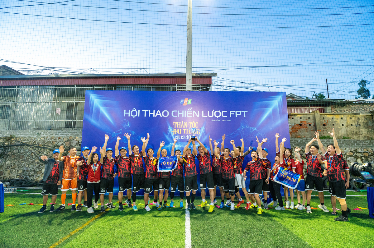 <p class="Normal" style="text-align:justify;"> Tại sân cỏ bóng đá, siêu cầu thủ Phạm Minh Tuấn được vinh danh Vua phá lưới với 2 bàn thắng và 1 kiến tạo.<br /> <br /> Giải phụ “Gừng càng già càng cay” dành cho đội có tổng tuổi cao nhất – Trung đội A &lpar;518 tuổi&rpar;, nhận phần thưởng là một lon bò húc để “giữ vững tinh thần thể thao FPT”.</p> <p class="Normal" style="text-align:justify;"> Ironman giành HCĐ, Superman đoạt HCB, và Spiderman tiếp tục thăng hoa với HCV cùng 20 triệu đồng tiền thưởng.</p>