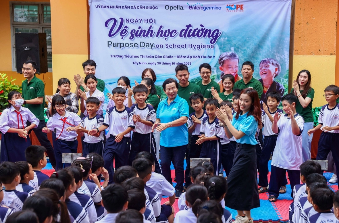 <p class="Normal"> Tại <span>Trường Tiểu học thị trấn Cần Giuộc, c</span><span>hương trình mở màn với màn nhảy bài Vũ điệu rửa tay. Trong tiếng nhạc vui nhộn, chị Trương Thị Thanh Thanh, Giám đốc Trách nhiệm xã hội FPT kiêm Chủ tịch Quỹ Hy vọng, và hơn 300 học sinh cùng nhảy múa. Hoạt động giúp các em nhỏ vừa nâng cao ý thức cá nhân, vừa nhận được những phần quà ý nghĩa.</span></p>