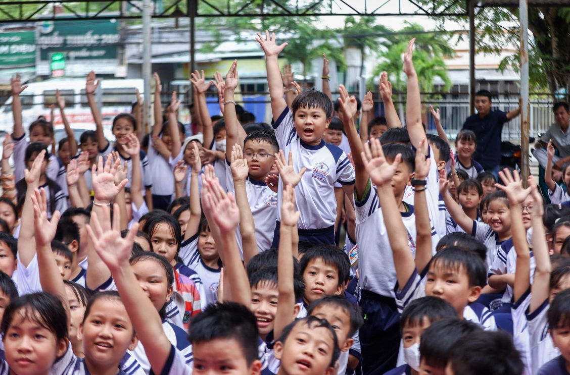 <p class="Normal"> Các học sinh cùng giao lưu, trao đổi kiến thức về vệ sinh học đường, thông qua các hoạt động như đố vui có thưởng, kéo co, vẽ tranh về môi trường, tô tượng và vẽ tranh tường.</p>