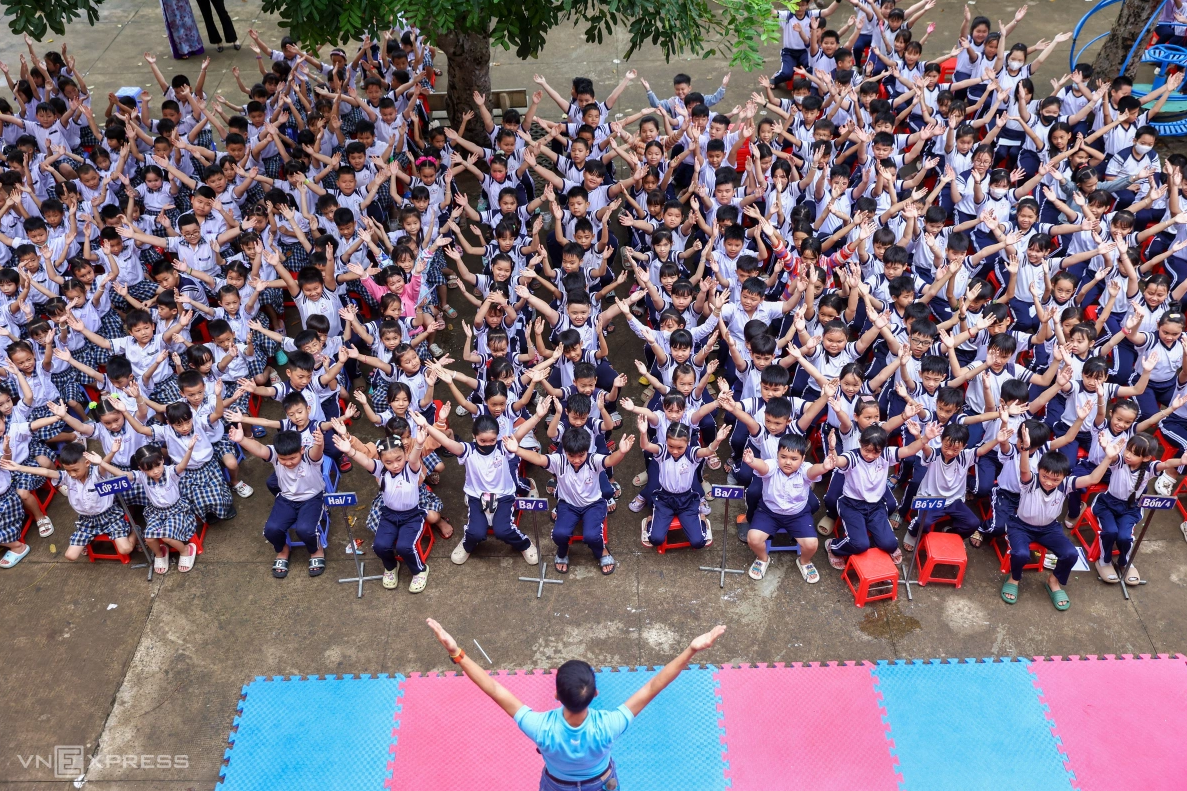 <p class="Normal"> Hoạt động đố vui thu hút học sinh tham gia hào hứng. Mỗi câu hỏi đưa ra đều có rất đông học sinh giơ tay trả lời.</p>