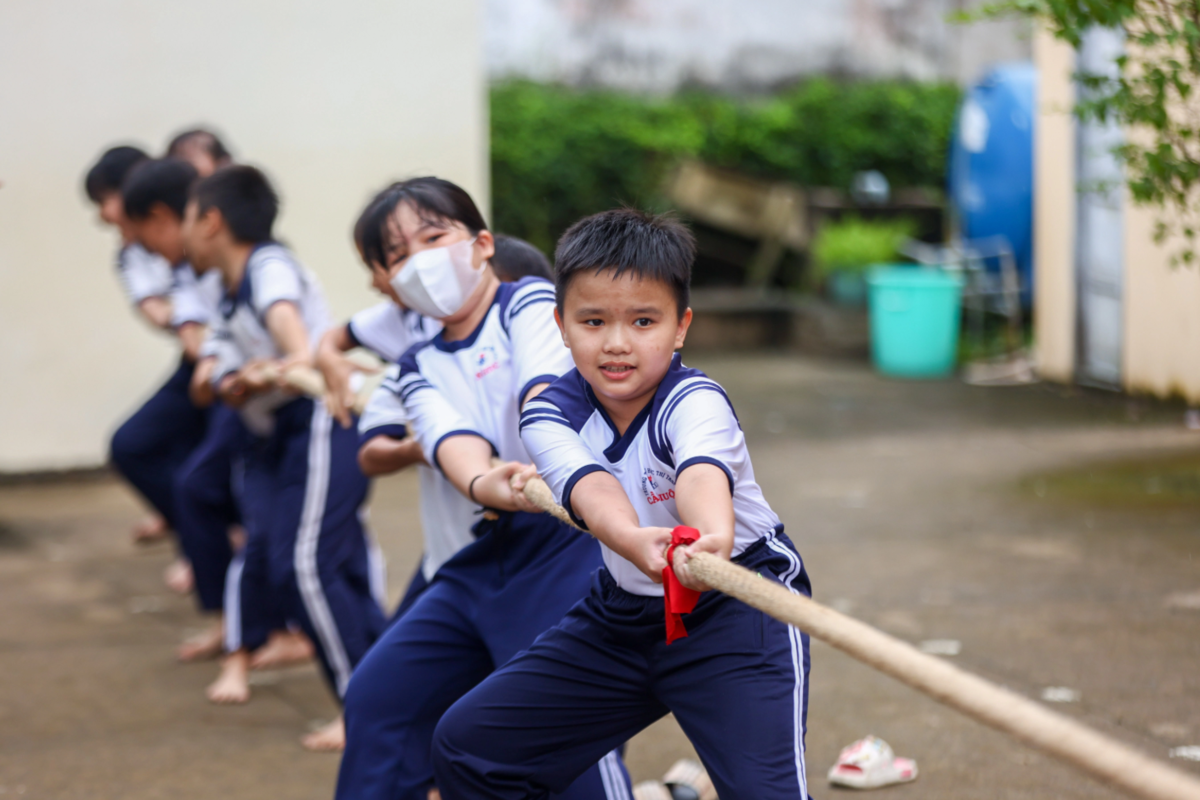 <p class="Normal"> Học sinh tham gia chơi trò chơi, vẽ và sáng tác tranh tường. Các hoạt động được thiết kế sinh động, giúp học sinh ghi nhớ kiến thức vệ sinh học đường một cách tự nhiên và vui nhộn.</p>