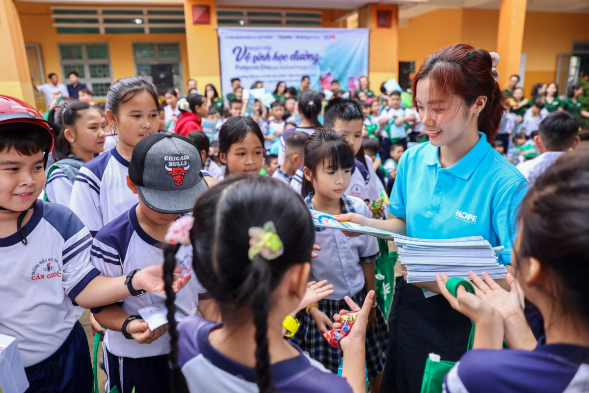 <p class="Normal"> Các phần quà gồm sách, gấu bông Baci và Clau được trao tặng tới học sinh. <span>Chị Trương Thị Thanh Thanh cho biết: “Cải thiện điều kiện vệ sinh và nước sạch cho học sinh là một trong những mục tiêu trọng tâm của Quỹ. Tính đến nay, dự án đã mang lại hơn 200 công trình vệ sinh đạt chuẩn tại các trường học trên cả nước, kết hợp tổ chức nhiều hoạt động về tập huấn, giáo dục vệ sinh học đường”.</span></p>