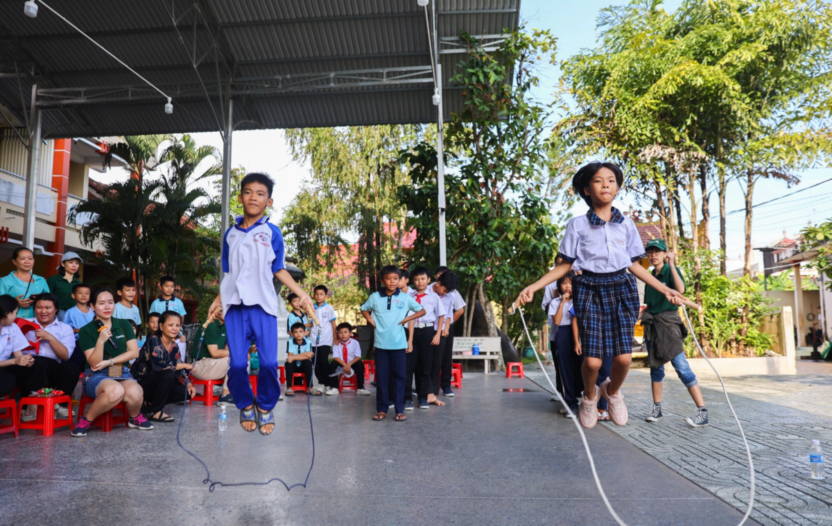 <p class="Normal"> Tại Trường TH-THCS-THPT Bồ Đề Phương Duy, gần 200 học sinh từ khối 1 đến 12 tham gia ngày hội Vệ sinh học đường. Chương trình mở đầu với các tiệt mục văn nghệ, nổi bật là màn biểu diễn kèn trống của học sinh trường. Học sinh còn hào hứng tham gia các trò chơi đố vui, nhảy dây, thảy bóng.</p>