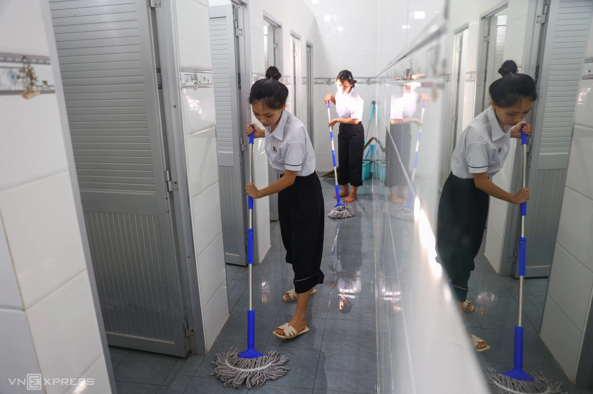 <p class="Normal"> Nhóm học sinh cấp 3 tham gia dọn dẹp khu nội trú và khu vệ sinh để làm sạch, làm đẹp ngôi trường của mình. Cô Huỳnh Thị Thu Loan, Hiệu trưởng nhà trường cho biết, thông qua chương trình đã giúp học sinh thay đổi thói quen sinh hoạt, hình thành ý thức vệ sinh cá nhân, bảo vệ môi trường.</p>