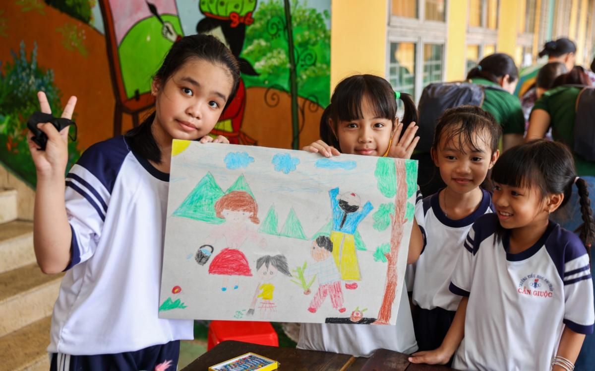 <p class="Normal"> Kết thúc chương trình, gần 200 học sinh vui vẻ nhận bộ quà tặng gồm túi tote, bình nước, xà phòng, bàn chải, kem đánh răng cùng sách tô màu chủ đề vệ sinh cá nhân, nhằm khuyến khích các em hình thành thói quen sạch sẽ, lành mạnh trong học tập và sinh hoạt.</p> <p class="Normal"> Đây là năm thứ 4 Opella Việt Nam đồng hành cùng dự án Vệ sinh học đường do Quỹ Hy vọng thực hiện, nhằm cải thiện môi trường học tập tốt đẹp hơn cho trẻ em.</p>